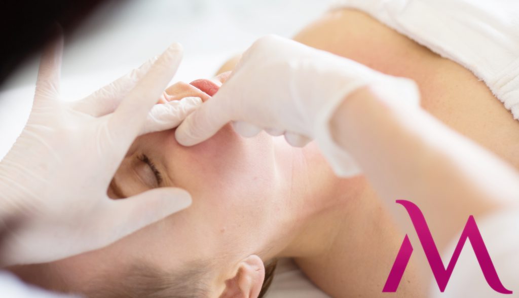Odmładzający masaż twarzy – czego możesz się po nim spodziewać